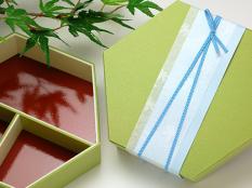 新緑を思わせる「萌黄」は爽やかな初夏のイメージ。