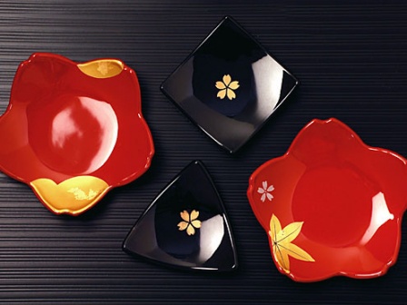 黒塗の物は「吉祥小皿 三角」一辺が69×高さ16mm、「弥生小皿四角」61×61×高さ15mm、桜型は左が「金彩」右は「春秋」最大97×高さ22mmの大きさです。