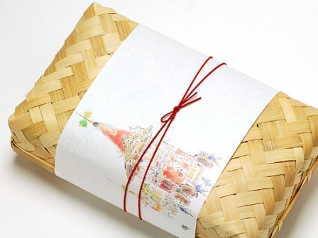 白竹あじろ編カブセ蓋容器に、祇園祭の鉾を描いた箸紙と彩宝ゴム「からくれない」をセットしました。