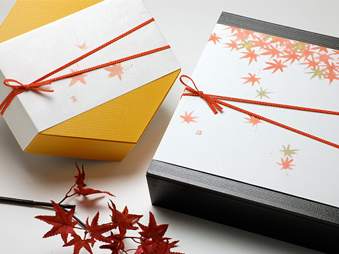 紅葉の柄にピッタリの綾織ゴム「茜」。掛紙は左が「箸置マット 和ごころ もみじ」、右が「掛紙(中)彩時季 紅葉風情」