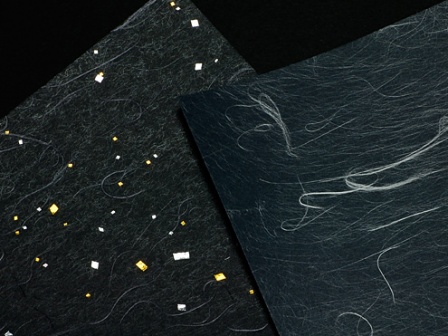 左が「黒和紙 金銀振」、右が「 黒和紙 雲竜」です。