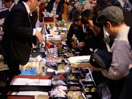 かわいい小物が人気の的。勝藤屋のブースは今年も盛況でした。