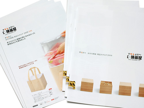 今年は本カタログと、掲載が間に合わなかった新商品などを集めた別冊リーフレットの2部構成です。
