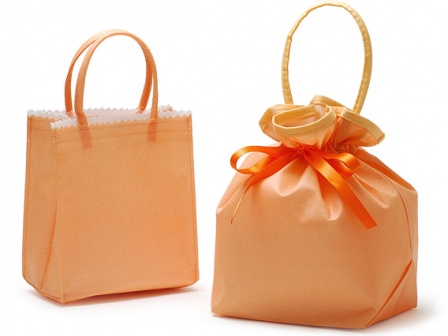 写真左：不織布手提袋プチトートバッグ オレンジ　写真右：不織布巾着袋リボンバッグ オレンジ　各10枚入での販売になります。