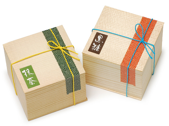 ［写真左］マスキングテープ 鮫小紋 松、こより紐 黄　［写真右］マスキングテープ 鮫小紋 柿、こより紐 ブルー　※容器はともに木製折箱 経木折 マス