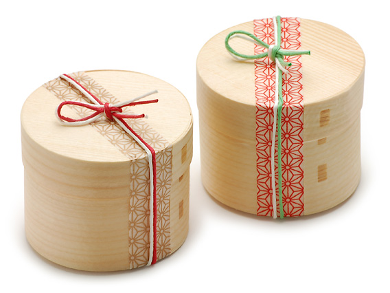 ［写真左］マスキングテープ 麻の葉 真鍮、こより紐 赤・白　［写真右］マスキングテープ 麻の葉 朱赤、こより紐 ヒワ・白　※容器はともに経木曲物 52φ×H40 糊止タイプ