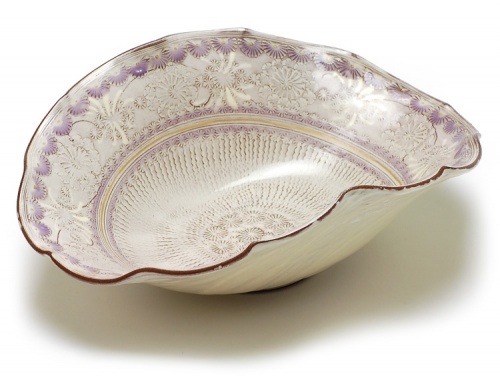 紫三島蓋物：蓋を開いた状態です。見込にも印花が施されています。