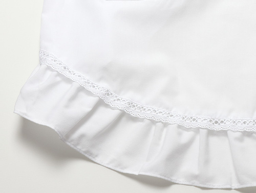 裾には可愛らしいフリルレースが施されています。