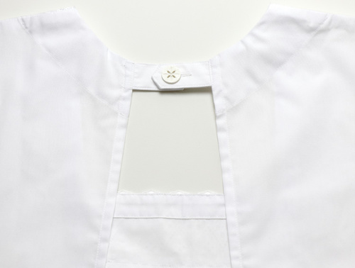 後ろボタンで着用も簡単です。