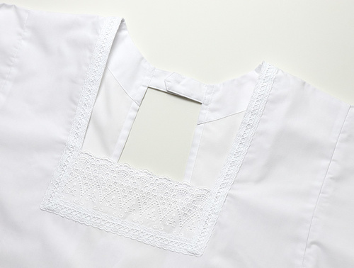 襟は着物に合う繊細で上品なふちどりレースをあしらっています。