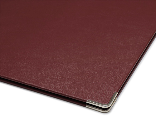 金属製パーツで補強されたコーナー部分。