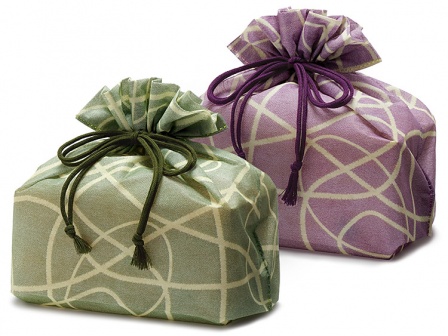 不織布巾着袋「みなも緑」と「みなも紫」 ※写真はユニ折箱 長型二段 大サイズを一つ収納しています。