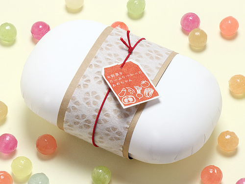 容器：絞りプレス容器まめ、ゴム：結びゴム 赤 12cm、帯紙：落水和紙 掛紙 ミニ幅広 小梅を1/3の幅に切って使用しています。ラベルとクラフトの帯紙：試作品です。