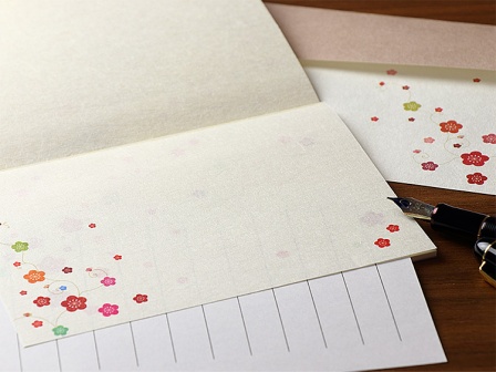「彩り梅蔓」の一筆箋と一筆箋封筒の画像