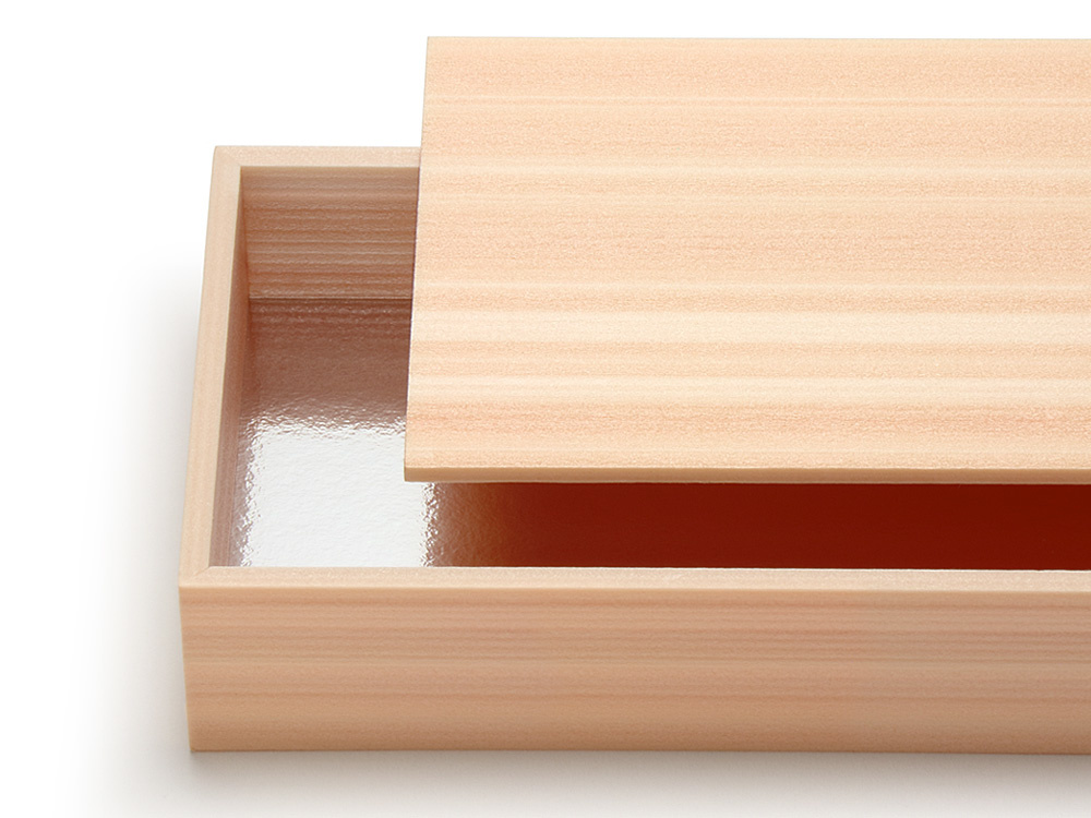 新しい素材は瑞々しい木肌をイメージして「みずき」と名付けました。（写真は新仕様のユニ折箱 みずき 寿司折１合）