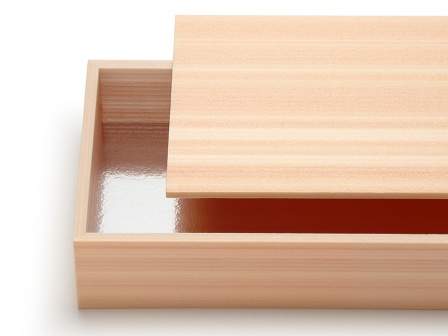 新しい素材は瑞々しい木肌をイメージして「みずき」と名付けました。（写真は新仕様のユニ折箱 みずき 寿司折１合）