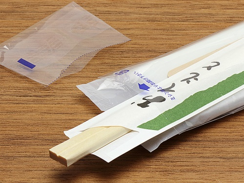 袋のミシン目を切り離した画像