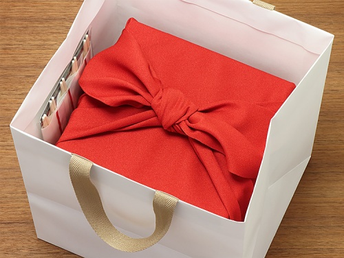 07-15201-663 紙製手提袋 おせち 6.5-８寸３段用 香染（こうぞめ）に00-11802-243 木のお重 室町印籠 7寸３段セットを入れたイメージ