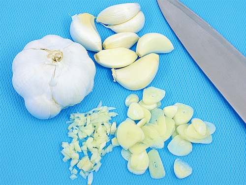 ニンニクをカットした画像