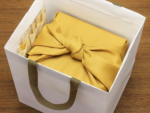 07-15201-660 紙製手提袋 おせち ５-６寸３段用 鶯（うぐいす）に00-11801-013 木のお重 信楽印籠 6寸３段セットを入れたイメージ