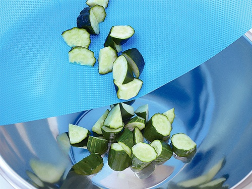 カットしたきゅうりをボウルに移す画像