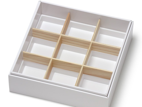 00-15802-744 紙のお重 真白印籠 6.5寸 本体 に00-15802-56 紙製仕切 梧桐 浅型９ヶ 6.5寸用と00-13701-147 おせち重用底トレー 6.5寸用 ９ヶ仕切 をセットしています。