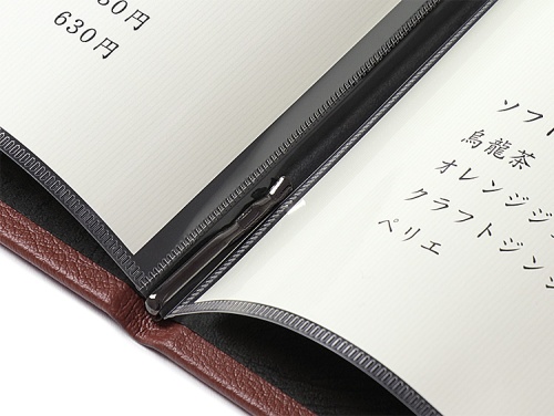 表紙内側の上下２箇所でピンで挟んで固定。