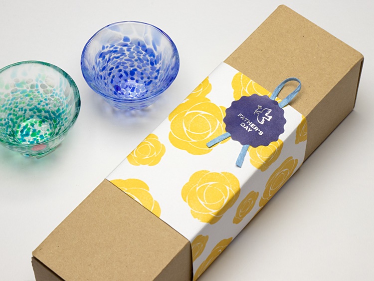 【使用アイテム】掛紙：ミニ幅広 きいろいばら、箱：ナチュラルボックス Z-31(70×255×65H)、シール：父の日シール ハピネスバード、紐：コットンヤーン No.35 水色