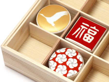 木のお重 室町印籠 6.5寸９ヶ仕切にセットした陶器珍味入。（左上から、00-31105-072 陶器珍味入 鶴金、00-31105-095 陶器珍味入 福マス型、00-31105-051 陶器珍味入 梅柄）