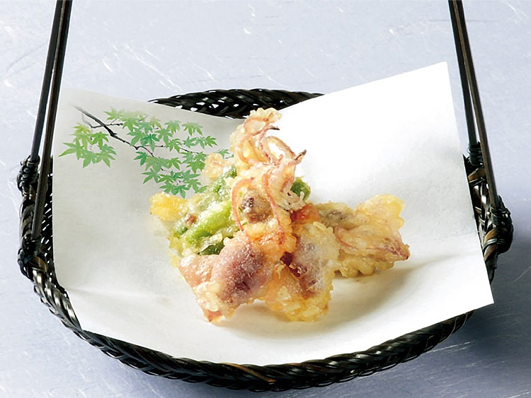 00-18404-141 耐油天紙 花宴 15角 青もみじ を使用して盛り付けた天ぷら盛り合わせ