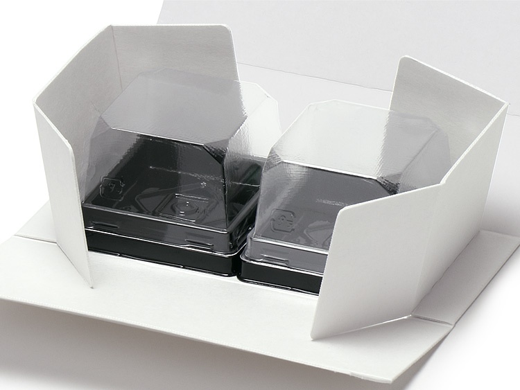 07-15113-014 紙のうつわ 至白 恵方巻ハーフ ワンタッチ に00-13127-173 菓子容器 和生１個用 MAK-3 黒 を２つ並べて入れたイメージ