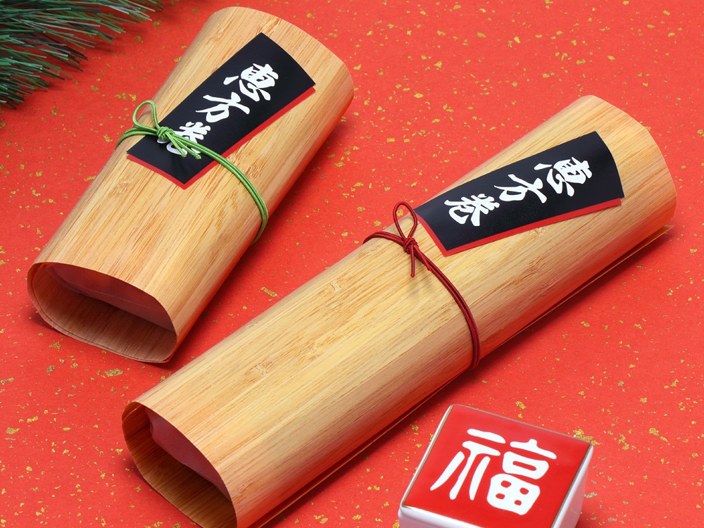 【左】容器：00-14109-121 TAKE-KURUMI 恵方巻ハーフ、ゴム：00-17403-345 彩宝ゴム うぐいす 8cm、シール：07-15517-504 節分シール 恵方巻 黒地赤フチ【右】容器：00-14109-120 TAKE-KURUMI 恵方巻、ゴム：00-17403-340 彩宝ゴム からくれない 8cm、シール：07-15517-504 節分シール 恵方巻 黒地赤フチ、00-31105-041 陶器珍味入 福マス型 を使用したイメージ画像