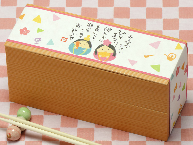 【使用アイテム】折箱：00-12410-331 ユニ折箱 うなぎの寝床 大 杉香（すぎか）新、帯紙：00-15302-565 帯紙 ひなまつり、風呂敷：00-17101-384 不織布風呂敷 小市松 薄紅 75角 を使ったコーディネート例