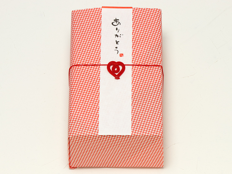 【使用アイテム】箱：00-15104-603 ナチュラルボックス Z-3(140×230×85H)、包装紙：00-15306-154 包装紙 かのこ赤、短冊のし：00-15305-653 短冊のし ありがとう、飾りゴム：07-17403-101 水引飾りゴム ミニハート 赤 を合わせたラッピングイメージ