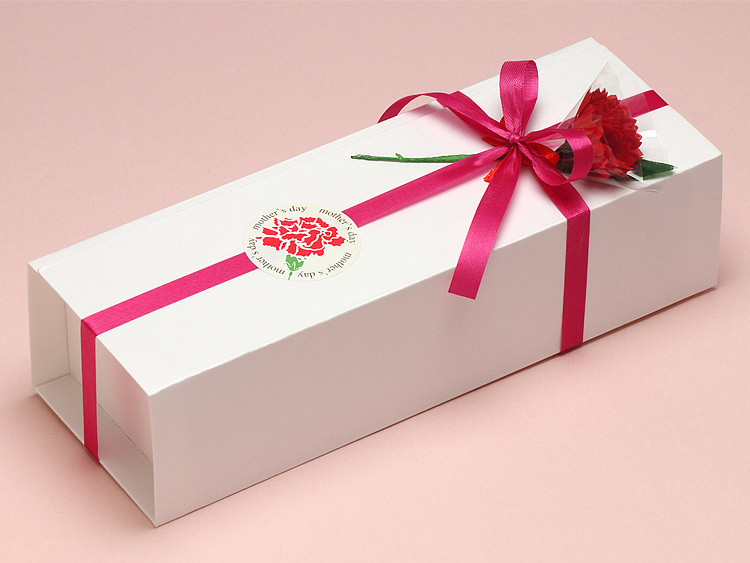 折箱：07-15113-011 紙のうつわ 至白 ばってら ワンタッチ、ミニ造花：00-13603-309 ミニ造花 カーネーション 赤 フィルム付、シール：07-15517-555 母の日シール mother’s day を合わせたラッピングイメージ