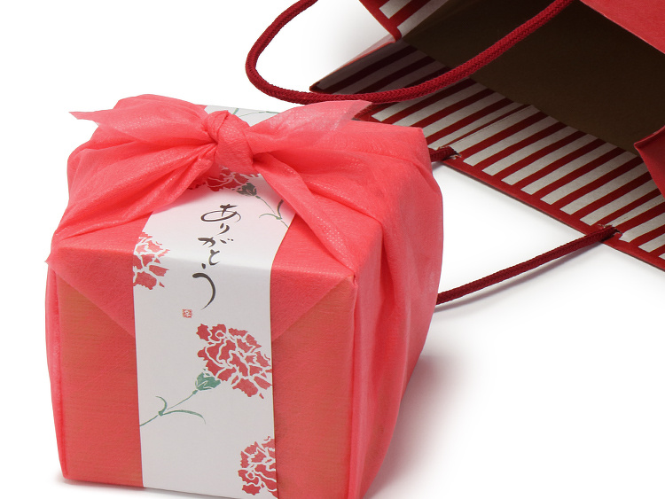 【使用アイテム】折箱：00-12405-665 ユニ折箱 KU杉香 新 ４寸 本体蓋付、風呂敷：00-17101-595 不織布風呂敷 無地 レッド 55角、掛紙：07-15302-345 帯紙 母の日ありがとう、手提袋：紙製手提袋 STカラーズ ボルドー を合わせたイメージ