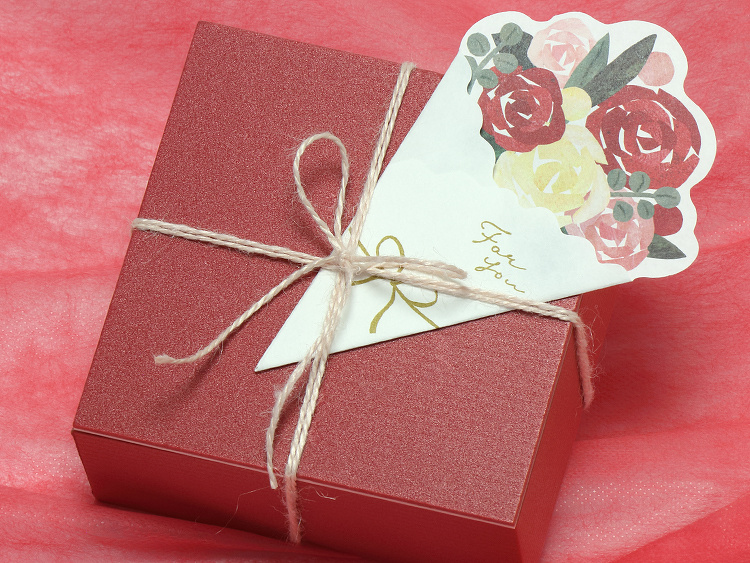 【使用アイテム】折箱：00-12114-312 ユニ折箱 色かさね 深緋 ４寸、メッセージカード：00-15506-641 花束レター バラの花束、リボン：00-18715-374 カラー麻ひも ピーチピンク を合わせたラッピングイメージ