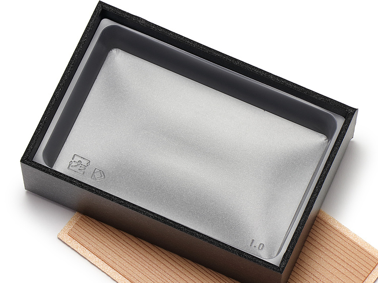00-13701-131 弁当用トレー １合用 耐熱 を00-12331-101 ユニ折箱 墨香 １合 にセットしたイメージ